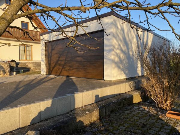 Hörmann Sektionaltor braun Fertiggarage Sandwichpaneele